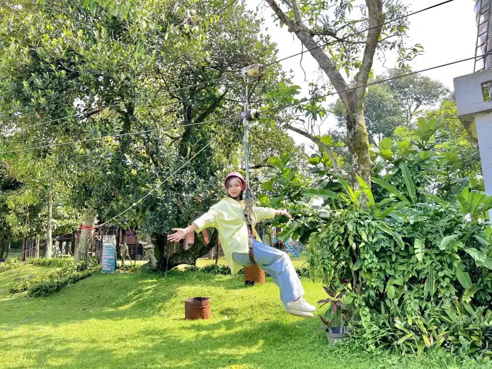 Wahana Flying Fox Melintasi Lembah