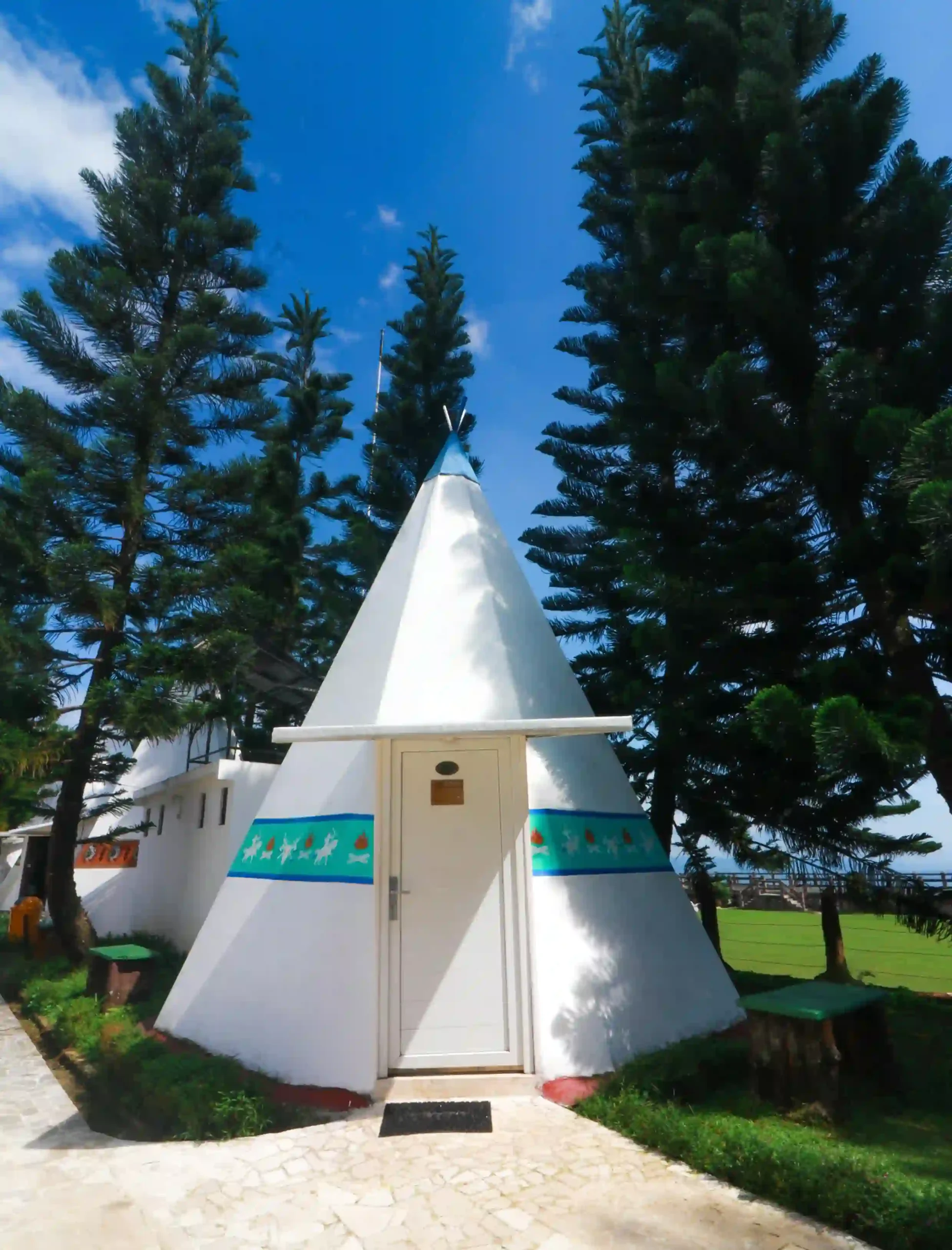 Tenda Apache di The Highland Park Resort Bogor, akomodasi glamping unik dengan pemandangan alam hijau dan suasana sejuk di kaki Gunung Salak.