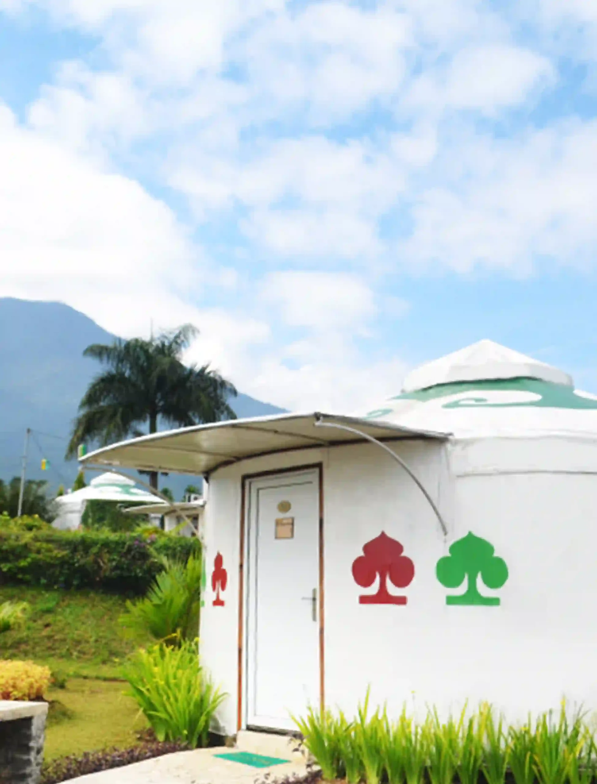 Tenda Mongolian Deluxe Camp di The Highland Park Resort Bogor, penginapan glamping eksklusif dengan desain modern bernuansa alam sejuk pegunungan.