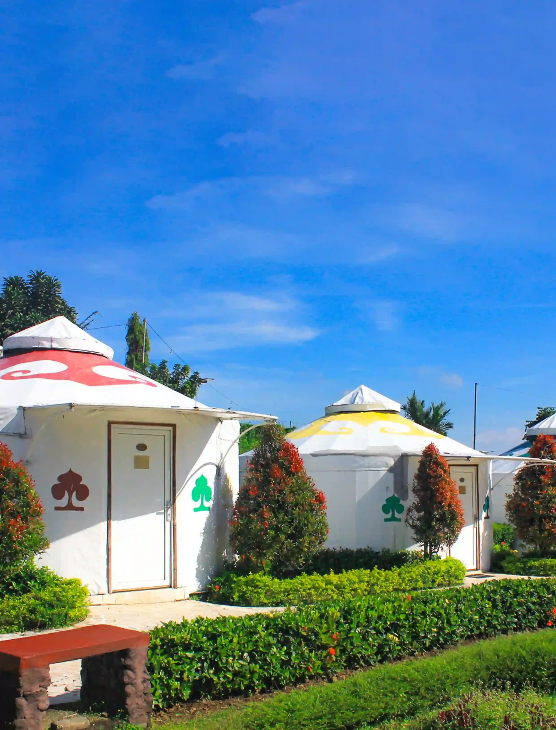 Deretan tenda Mongolian Standar Camp di The Highland Park Resort Bogor, akomodasi glamping khas Mongolia dengan suasana alam hijau dan langit biru cerah.