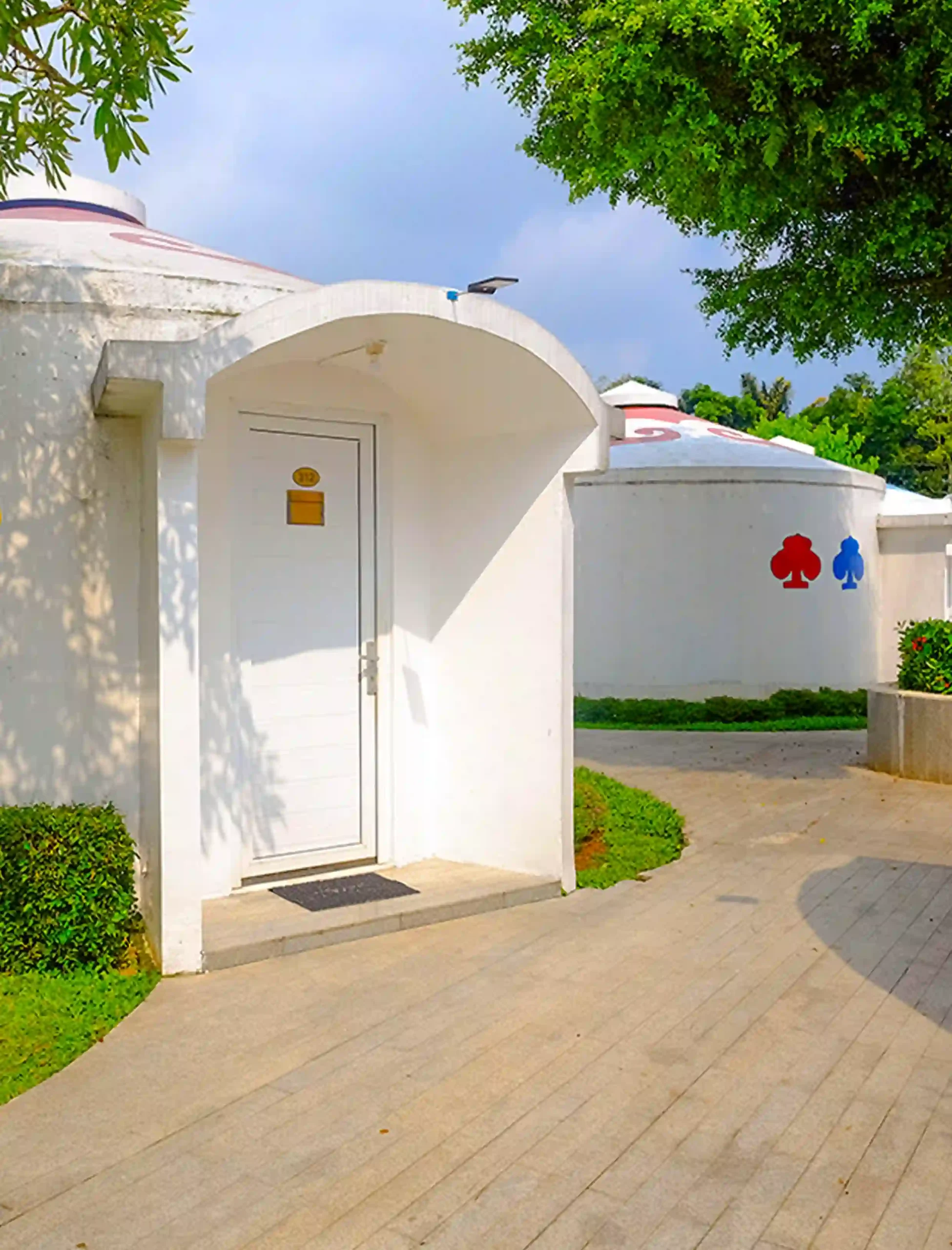 Tenda Mongolian Superior Camp di The Highland Park Resort Bogor, penginapan glamping eksklusif dengan desain modern bernuansa alam sejuk pegunungan.