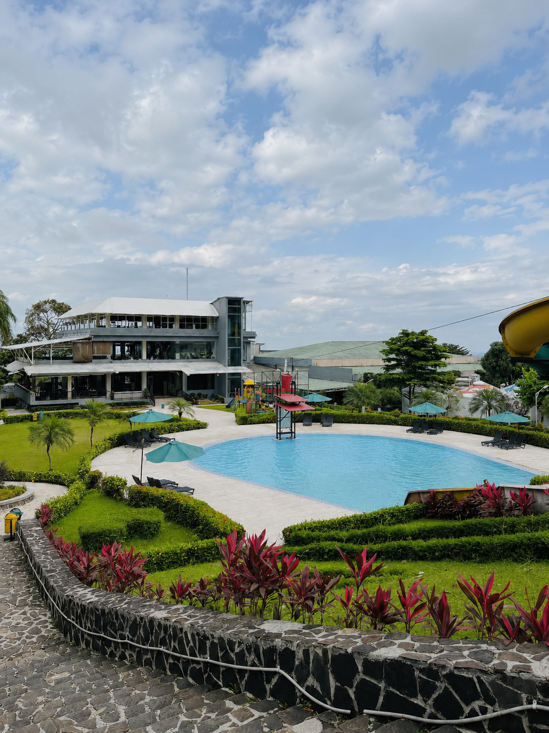 Fasilitas kolam renang waterpark anak dan keluarga di resort