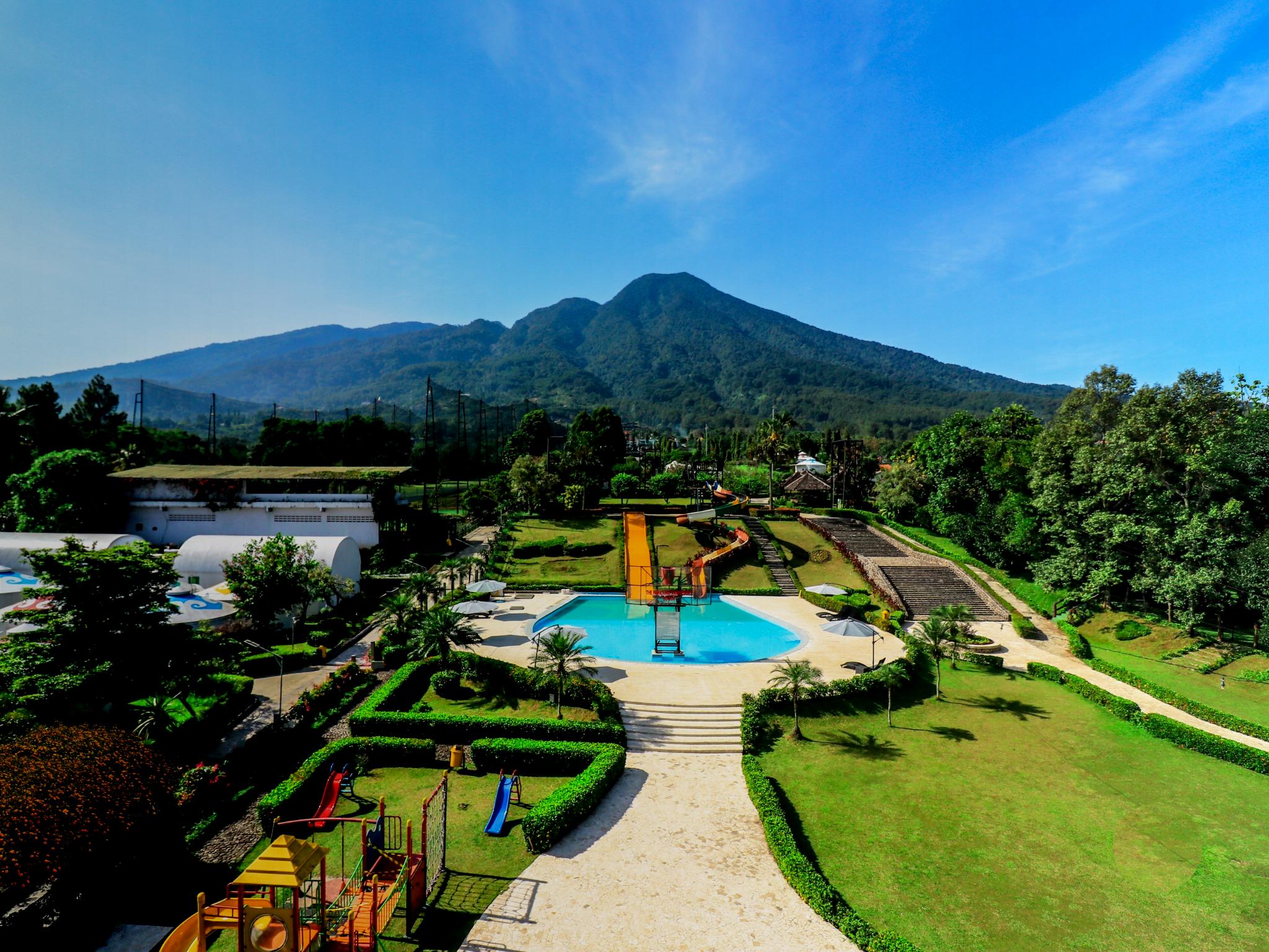 Pemandangan lanskap megah The Highland Park Resort Bogor dengan latar belakang Gunung Salak yang asri